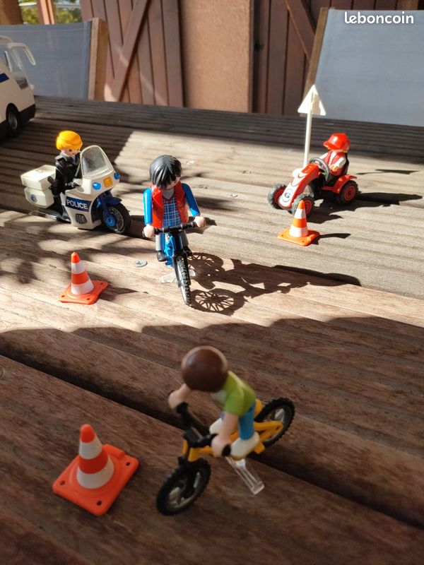 Karting avec vélo et policier en moto Jeux Jouets