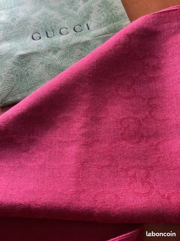 Foulard Rouge Rubis Italca Of Italy, Fabriqué En Italie, Doux Et élégant
