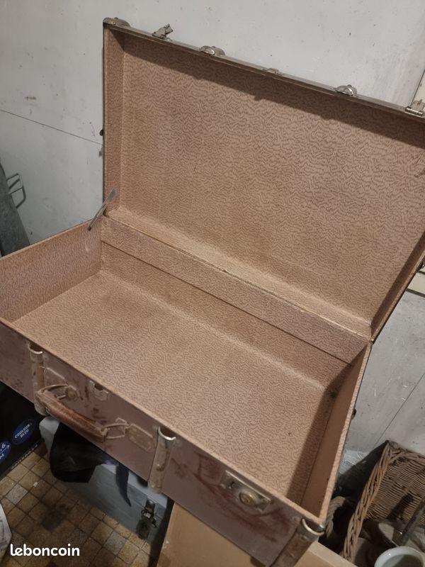 Jolie et ancienne valise Décoration