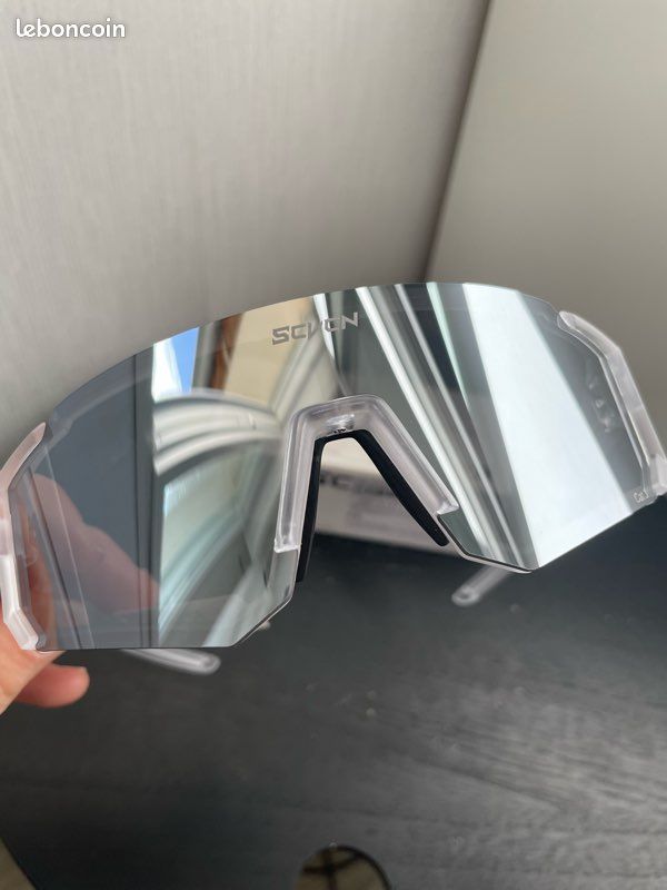 Des Lunettes De Soleil De Sports Noirs à La Mode Avec Un Cadre