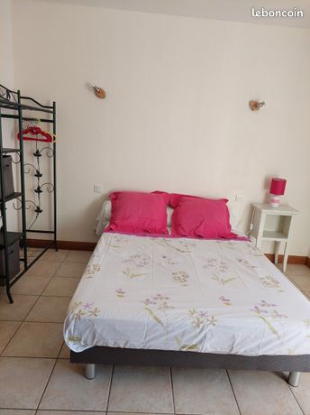 Chambre meublée