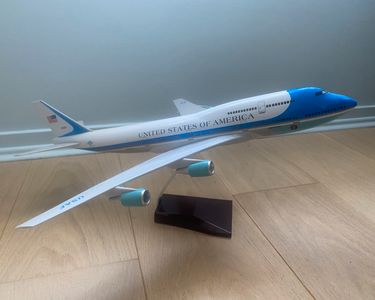Avion Miniature Boeing 747 USAF – Blanc/Bleu – Échelle 19 Cm