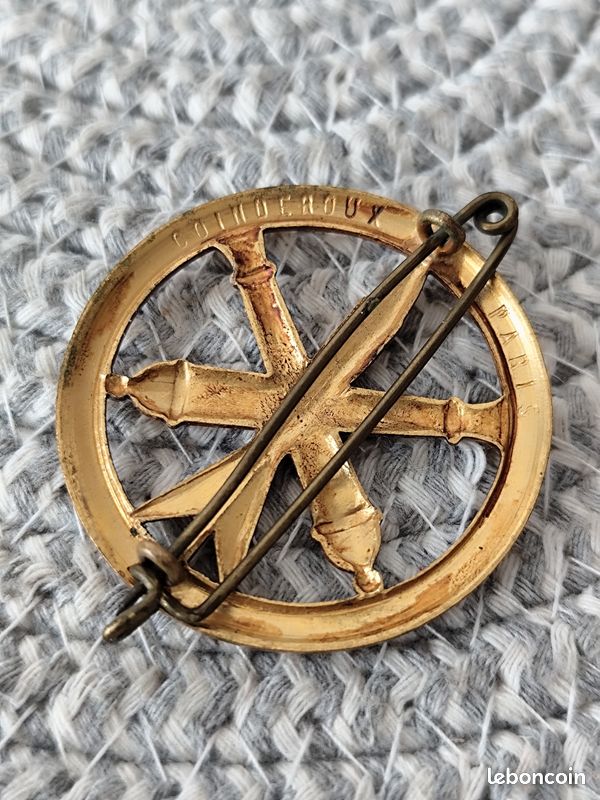 Broche Dorée Signée EMBLEME PARIS - Environ 7x5 Cm - Occasion - Bijou Fantaisie Élégant