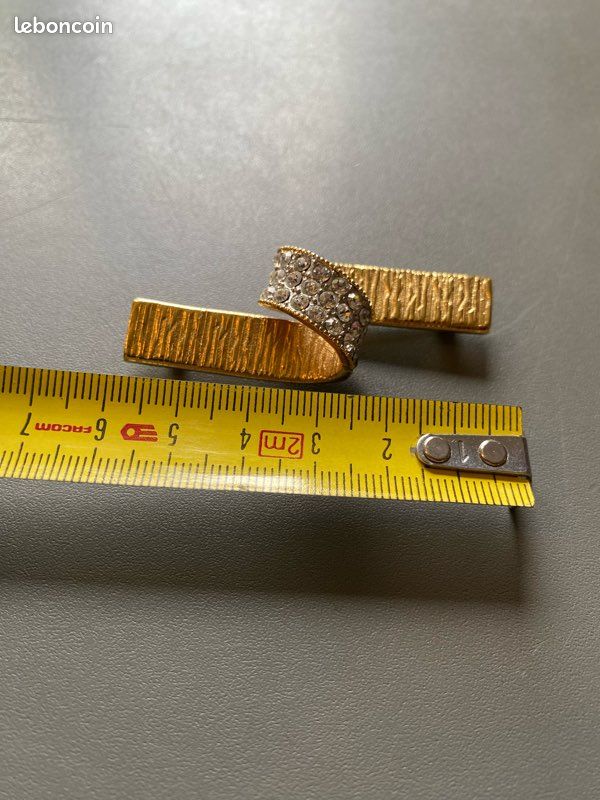 Broche Vintage Monet Plaqué Or Style Ruban Doré Avec Strass - Occasion