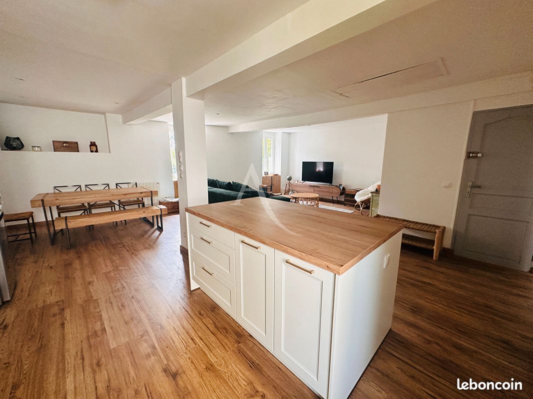 Immeuble 9 pièces 230 m² · à Saintes · 230 m² · 327 000 €