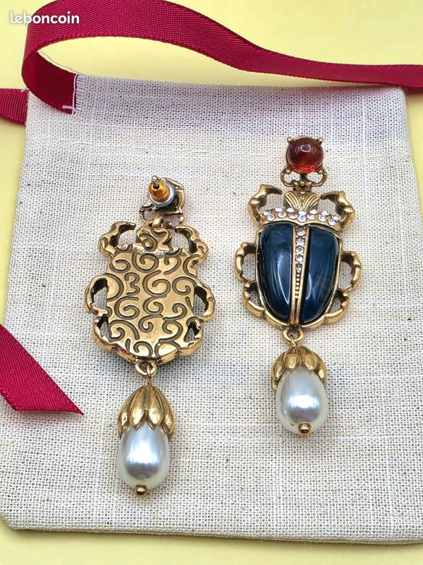 Boucles pendantes scarabée doré, pierre noire et perle goute (image 4)