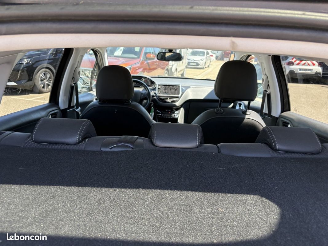 Peugeot 2008 BlueHDi 120 EAT6 Allure Business (image 8)