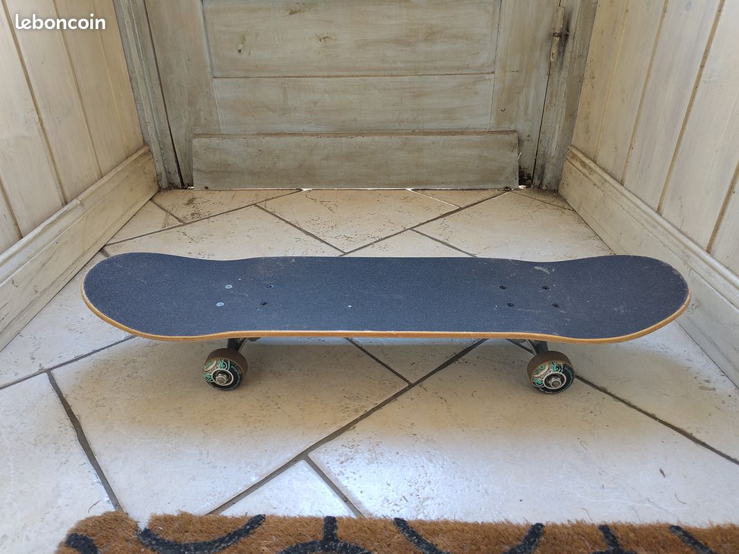 Skateboard pour enfants, Skate pour enfants, 60 cm, planche à roulettes pour enfant, planche de skate en bois, décoration complète avant et arrière, couleurs assorties, couleur aléatoire
