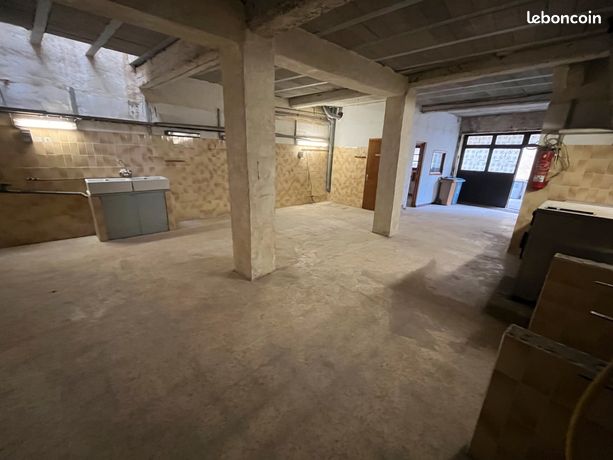 Immeuble avec local commercial / garage, appart T3 avec patio et Studio avec tropézienne