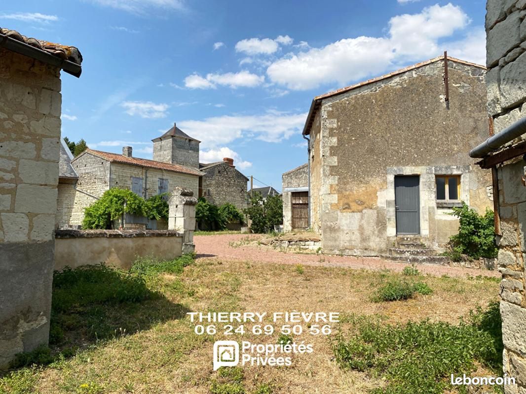 Maison 10 pièces 435 m² · à Curçay-sur-Dive · 435 m² · 231 000 €