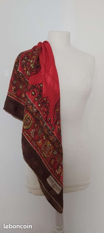 Foulard Soie Vintage Jean Patou - Motif Fleuri, Fond Noir, 74x78 Cm, Très Bon état
