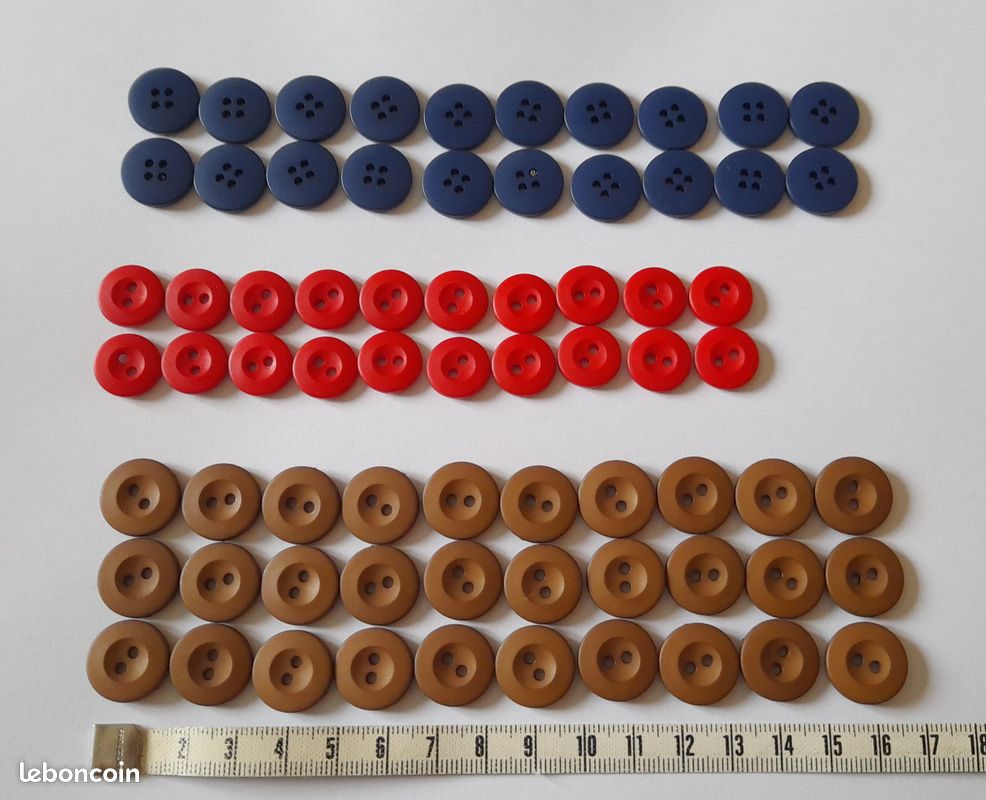 Lot De 12 Boutons Vintage Carrés - Couleur Marron/rouge - Trou De 1,8 Cm - Réf 4801 - Occasion