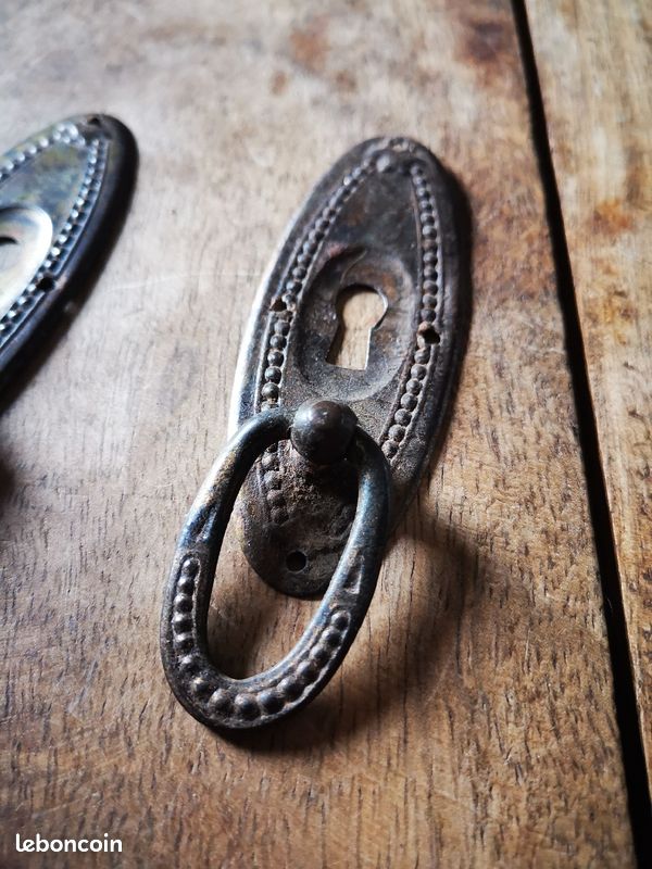 Ancien cache clé avec poignée pendule pour vieux meubles vintage ou tiroir (image 2)
