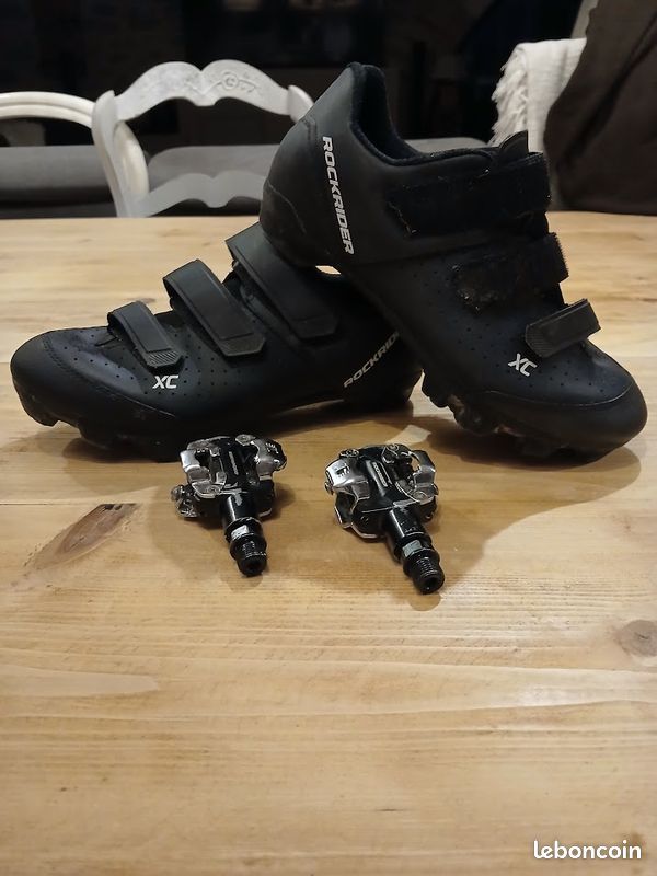 CHAUSSURES VTT ROCKRIDER taille 42 avec ENCRAGE PEDALES