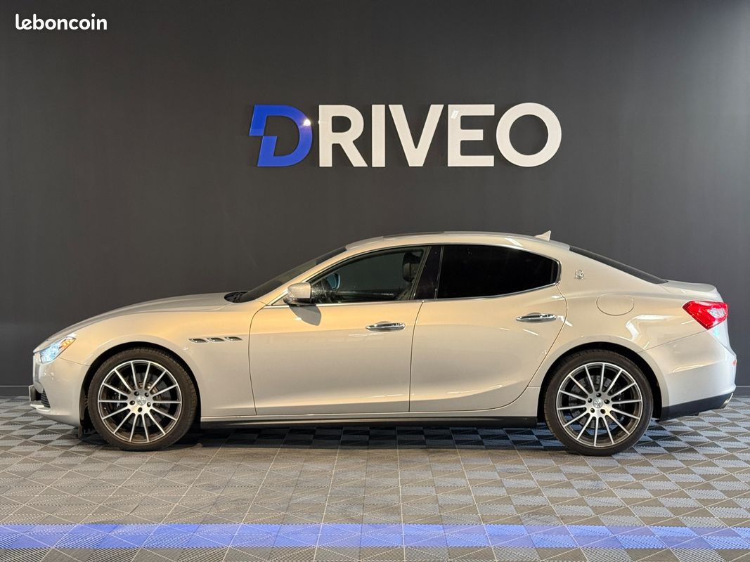 MASERATI GHIBLI 3.0 V6 410 s Q4 A / 3EME MAIN / SUIVI COMPLET MASERATI / TOIT OUVRANT / CAMERA DE RECUL (image 2)