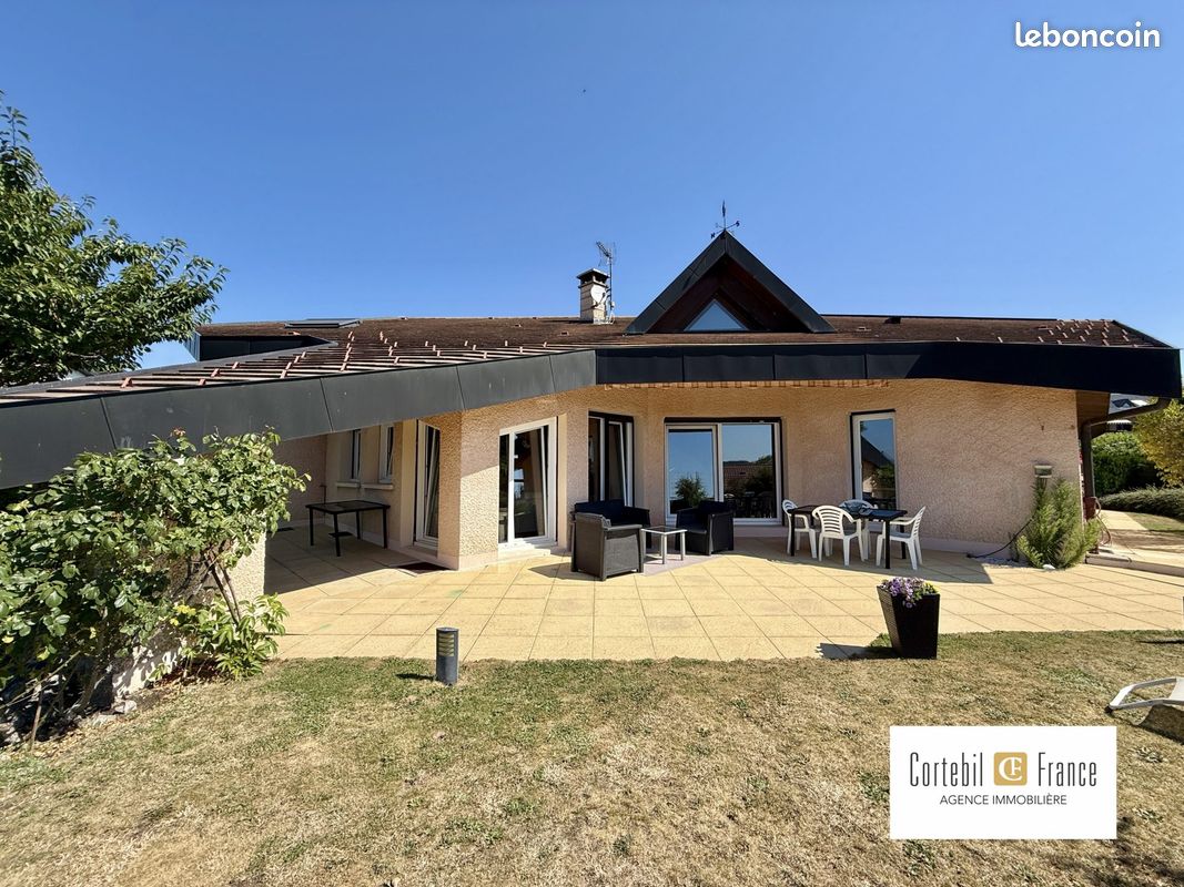 Maison 8 pièces 216 m² · à Cruseilles · 216 m² · 1 050 000 €