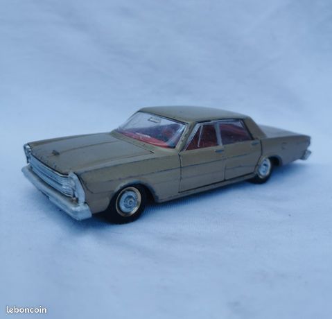 Dinky Toys FRANCE 1402. FORD GALAXIE 500. 1/43. Meccano