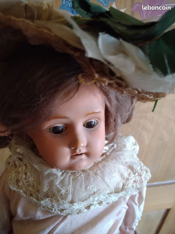 POUPEE CHAPEAU ANCIEN de paille tressée avec plumes et oiseau poupée