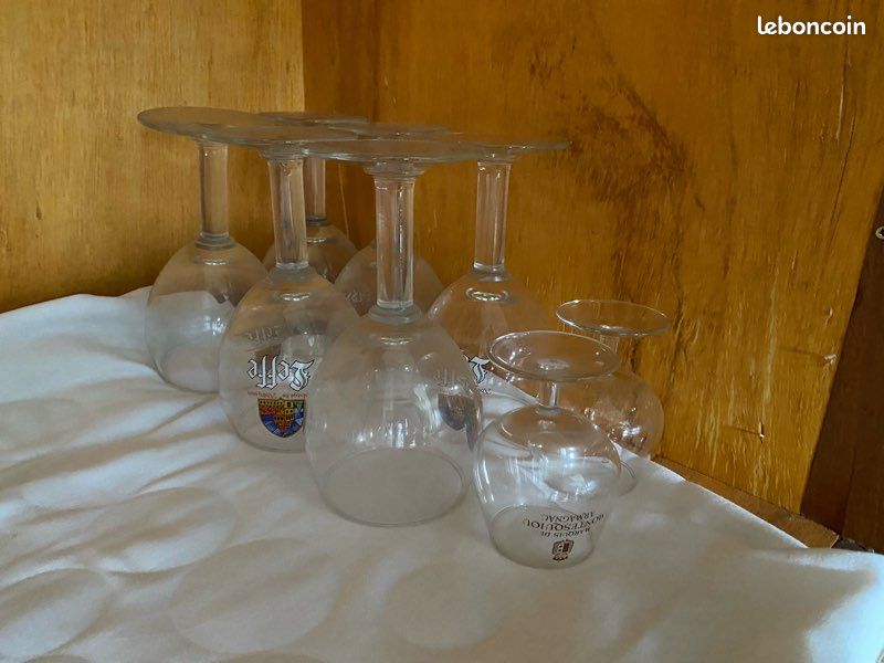 Ensemble de verres à pied divers (vin, champagne…) (image 2)