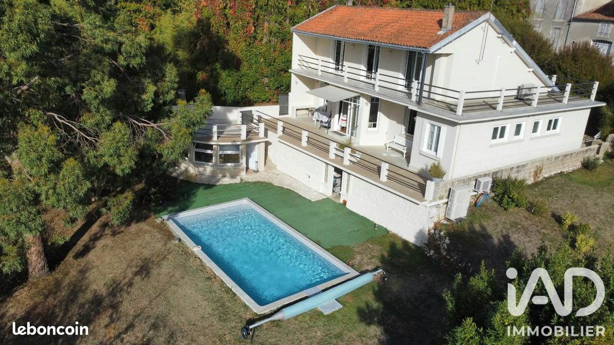 Maison 7 pièces 167 m² · à Montbron · 167 m² · 335 000 €