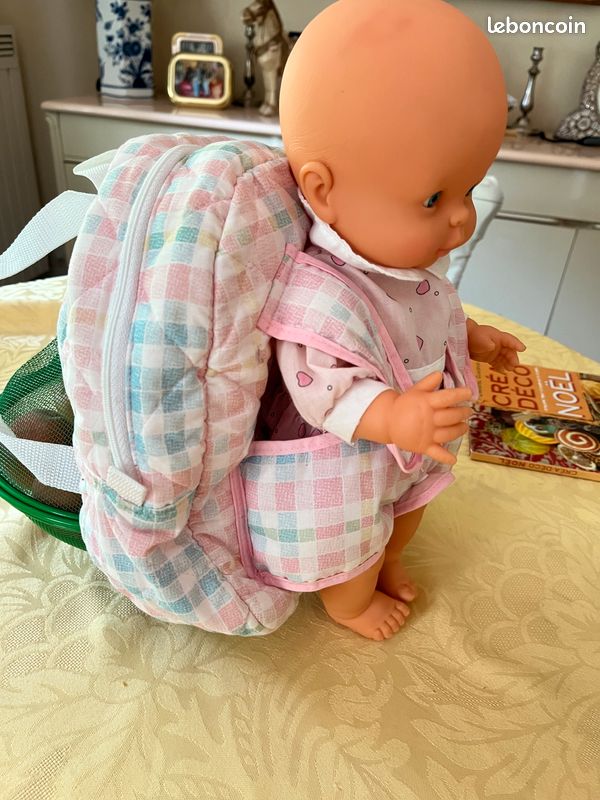 Poupée dans sac à dos (image 1)
