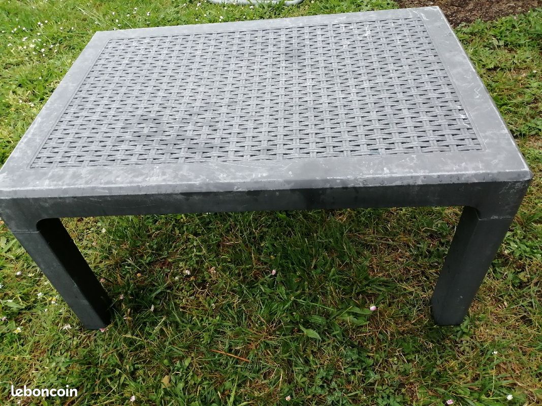 Table basse en plastique (image 1)