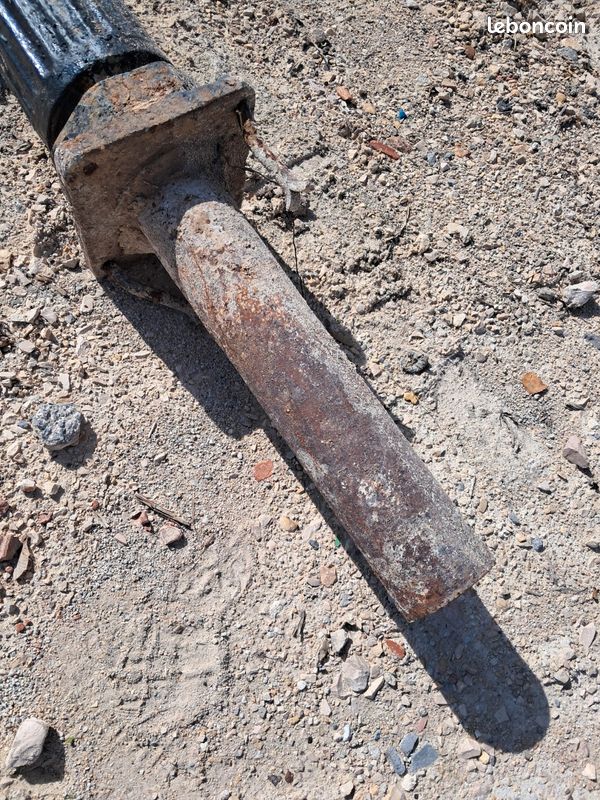 Pompe à eau ancienne (image 4)