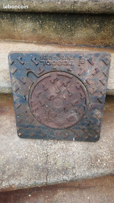 Plaque d'égout fonte 30x30 (image 1)