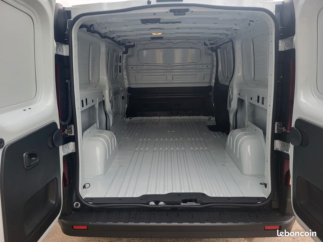 RENAULT TRAFIC VAN ( FOURGON ) L2H1 ADVANCE 3T 2.0Blue DCI 150 BVM6 03 PLACES NEUF avec CAMÉRA DE RECUL + CLIM AUTO + NAVIGATION + CARTE ACCES MAINS LIBRES + ANTIBROUILLARDS ( Prix de Vente 27 990 HT) (image 9)