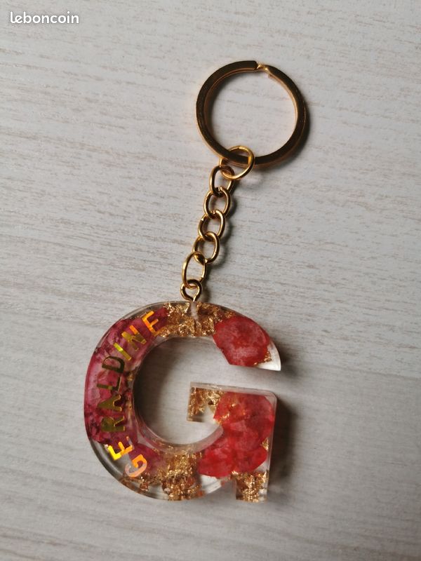 Porte clé lettre en résine (image 7)