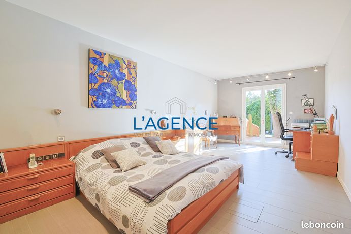 https://img.leboncoin.fr/api/v1/lbcpb1/images/9c/fd/f2/9cfdf2cc35eee51cd1c9e80c566388073a509f66.jpg?rule=ad-image