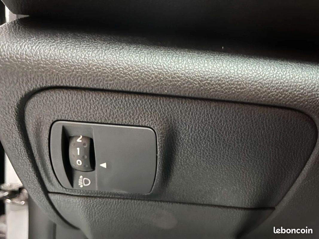 RENAULT MEGANE IV BERLINE Blue dCi 115 EDC - Business INTENS (image 24)