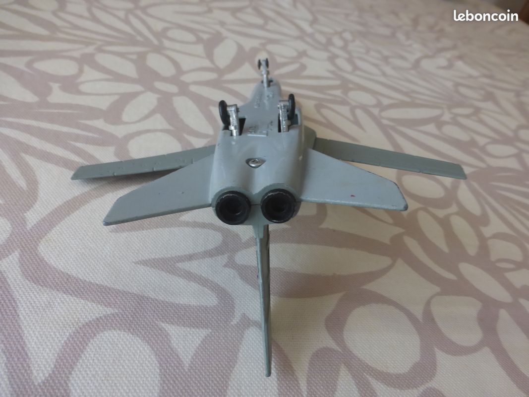 Dinky Toys avion 729 Multi Rôle Combat Aircraft (MRCA) Meccano made in GB les ailes sont a géométries variable grâce a une manette sur le fuselage (image 11)
