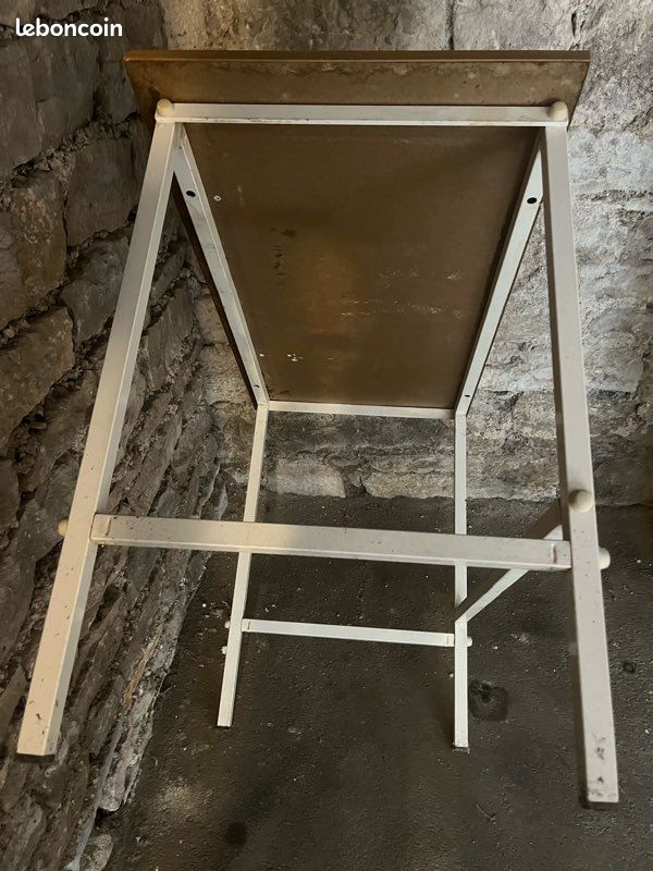 Table solide 99 x 78 x 53,5 pouvant aussi servir de bureau (image 3)