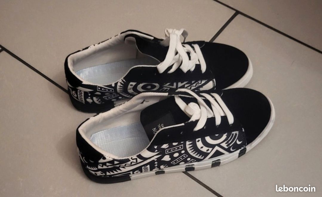 Basket noire & blanche neuve, taille 42 à lacets.
13,50e (image 3)