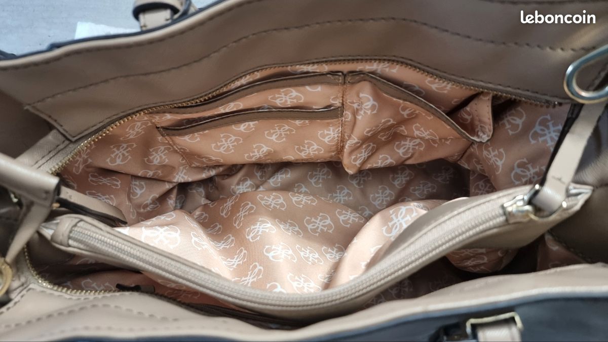 Sac à Main GUESS Élégant Cuir Synthétique Beige - Modèle Sophistiqué Avec Poignée Réglable