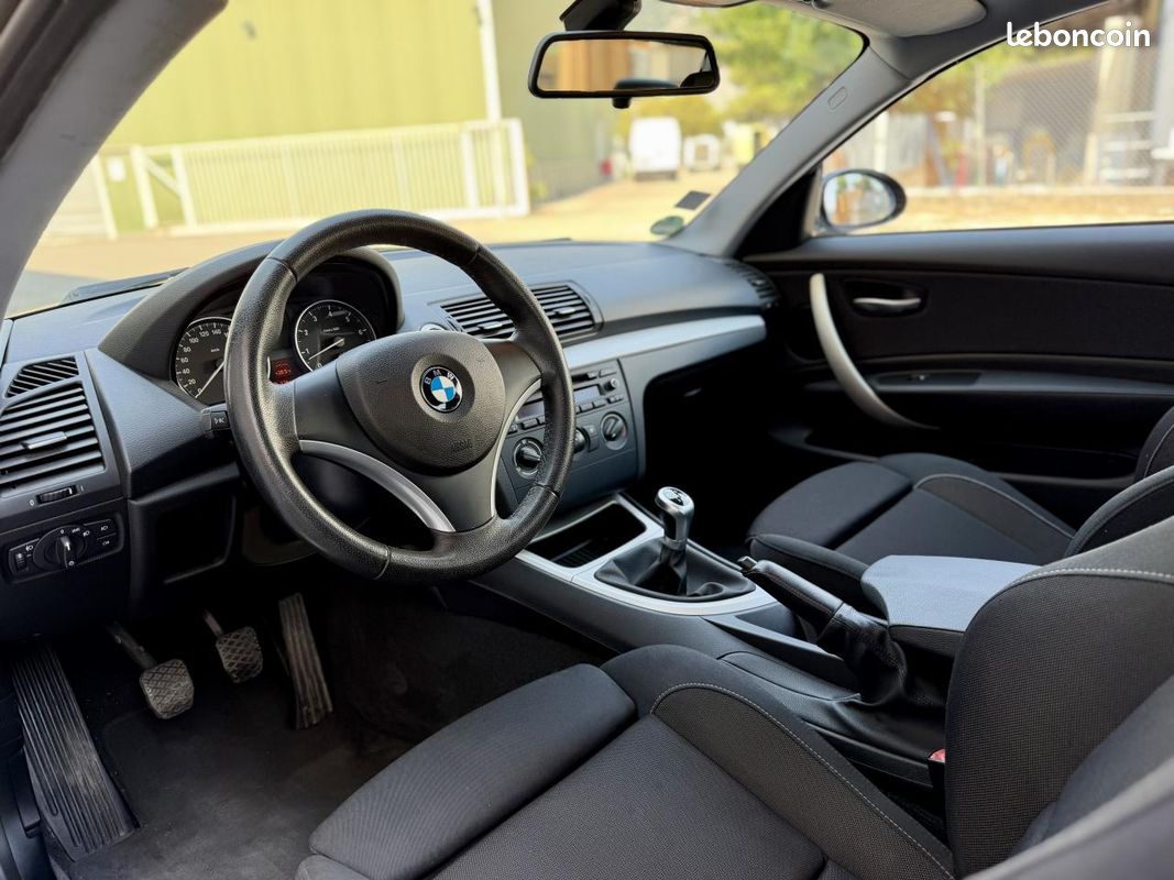 BMW SéRIE 1 COUPé 125i 3.0L 6 cylindres - Boîte manuelle - Montego Blue (image 15)