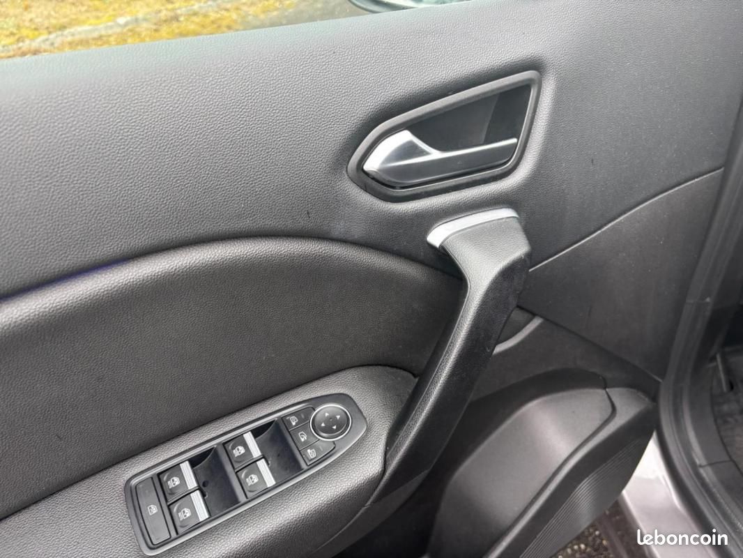 Renault Captur E-Tech Plug-in 160 Intens (image 11)