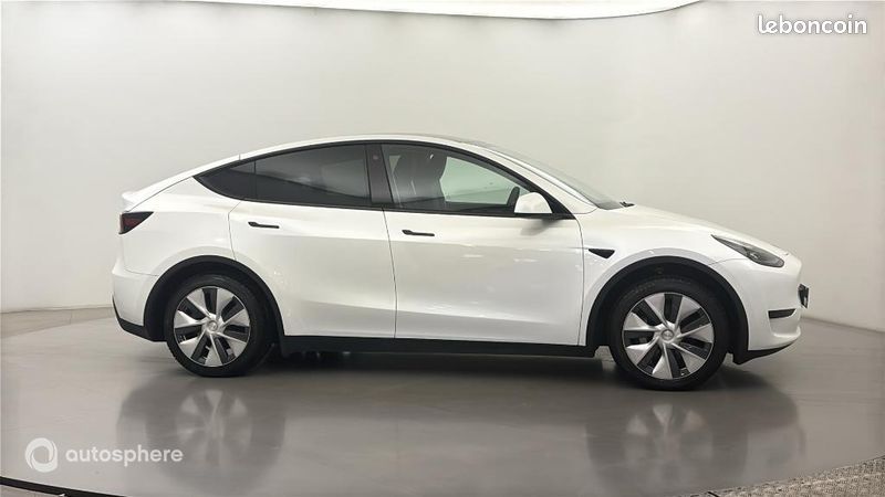 Tesla Model Y Standard RWD (image 4)
