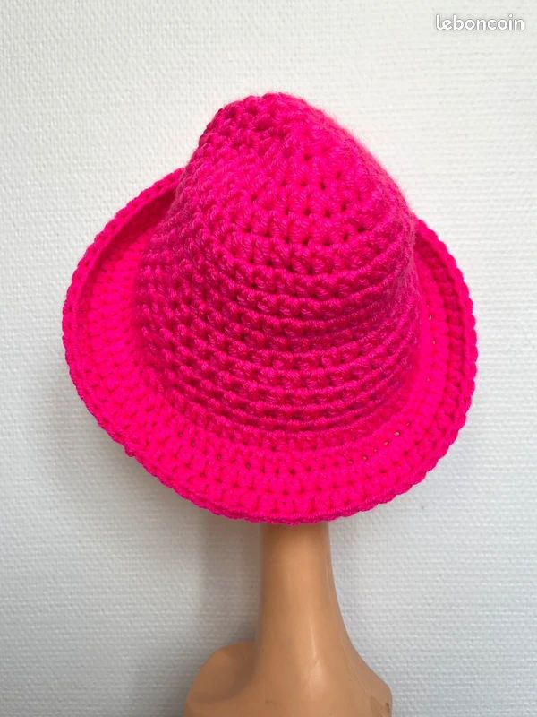 Chapeau en crochet rose fuchsia fait main (image 3)