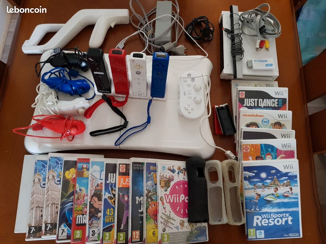 Console Wii + 4 manettes et nunchunk + wii fit + 15 jeux + chargeur + divers accessoires (image 1)