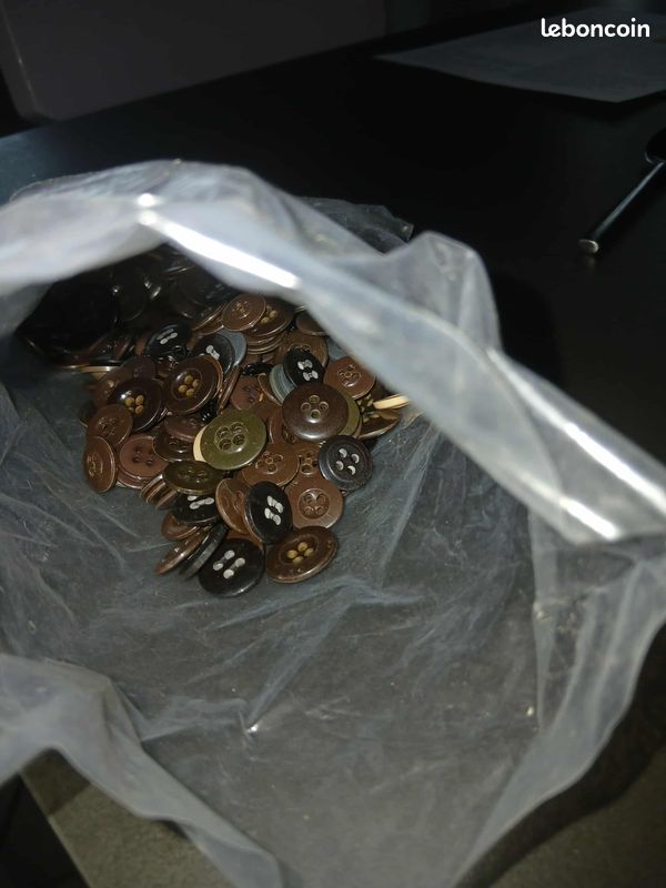 Lot de 100 divers boutons (image 2)