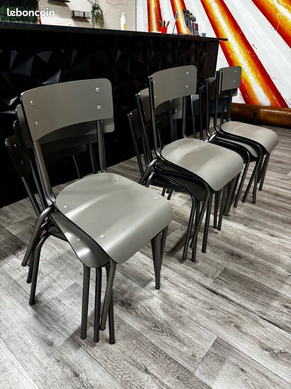 Lot de 12 chaises et 5 tables rétro-design « Les Gambettes » (image 1)
