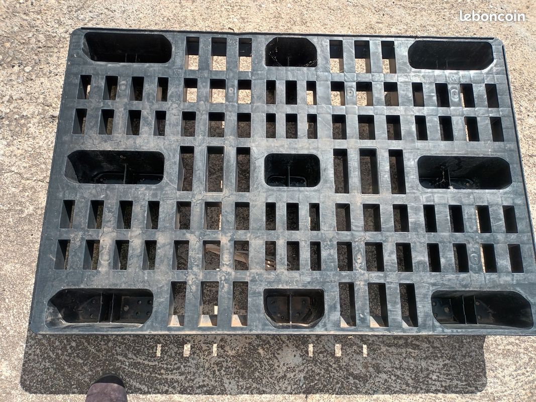 Palettes plastique noires (image 2)