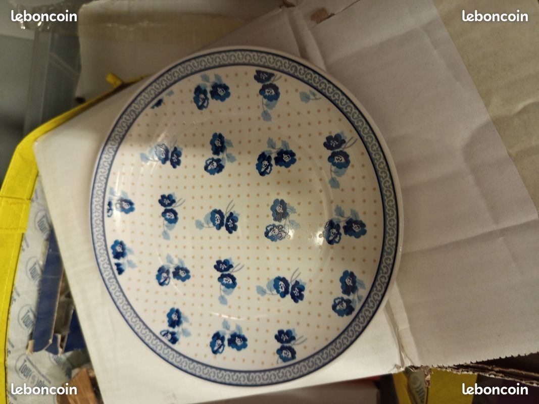 Lot de 12 ASSIETTES vintage royale boch NEUVES porcelaine (image 1)