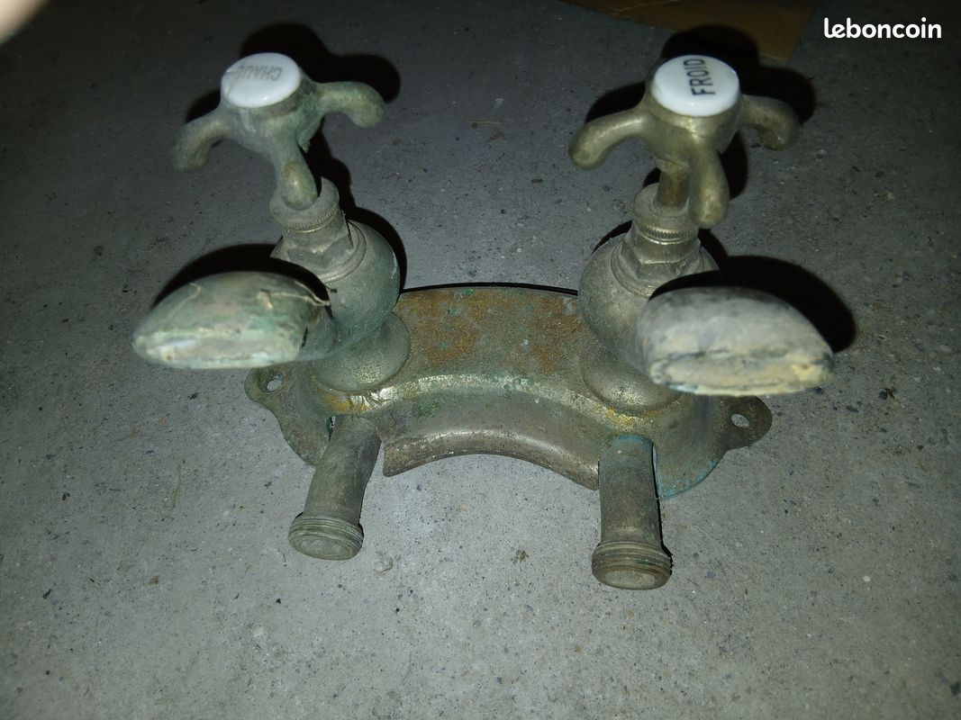 Ancien robinet cuivre 2 sortie froide/chaude (image 1)