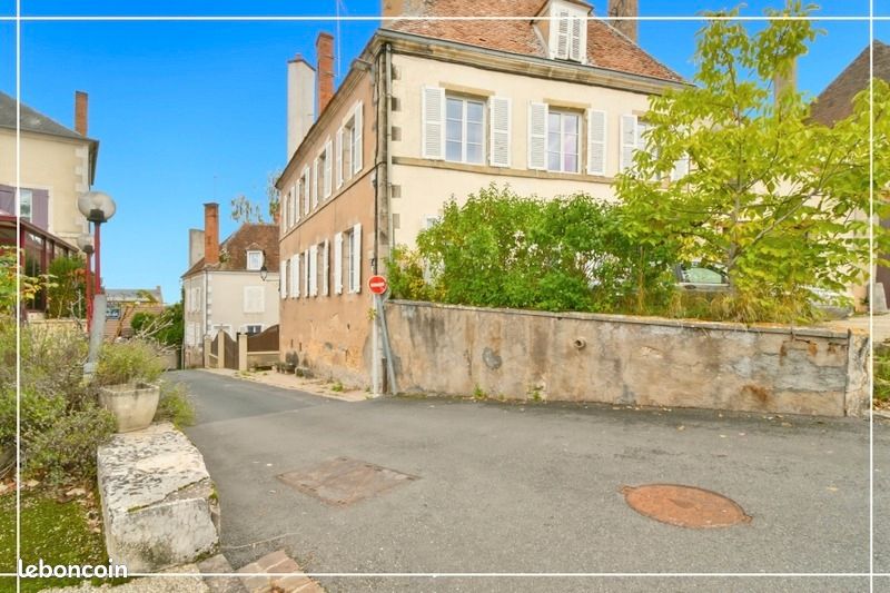 Maison 10 pièces 387 m² · à Châteaumeillant · 387 m² · 295 000 €