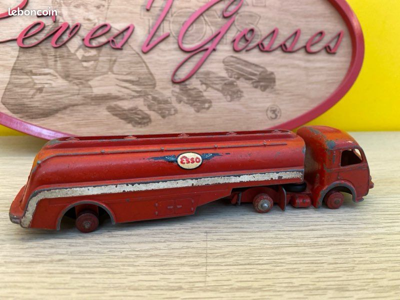 Dinky Toys - 1:43 - A.E.C. Fuel Tanker Esso