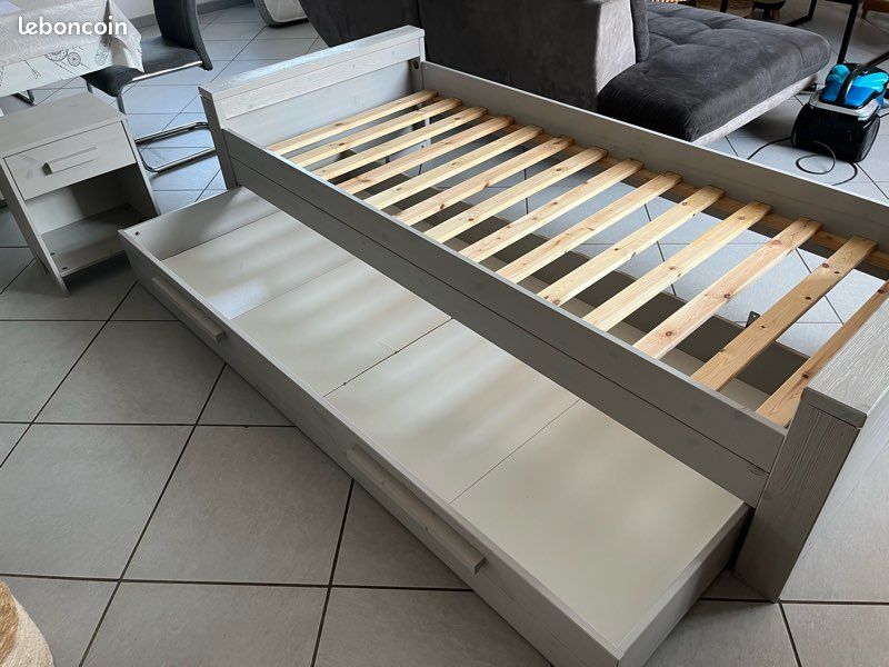 Lit 90 x 200 - matelas - table de chevet (image 6)