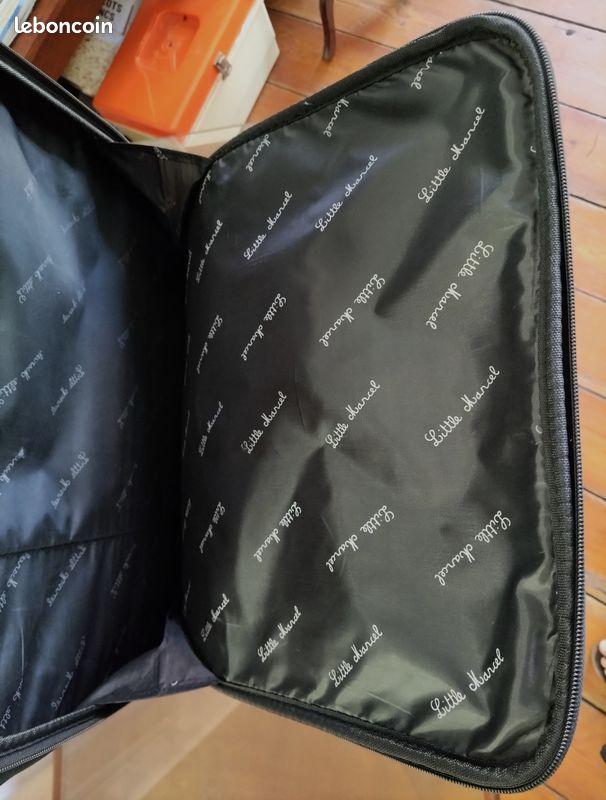 VALISE SOUPLE - GRAND MODELE 80x44x28 - MARQUE LITTLE MARCEL - A ROULETTES ET POIGNEE RETRACTABLE – GRANDES POCHES INTERIEUR ET EXTERIEUR – PARFAIT ETAT (image 7)